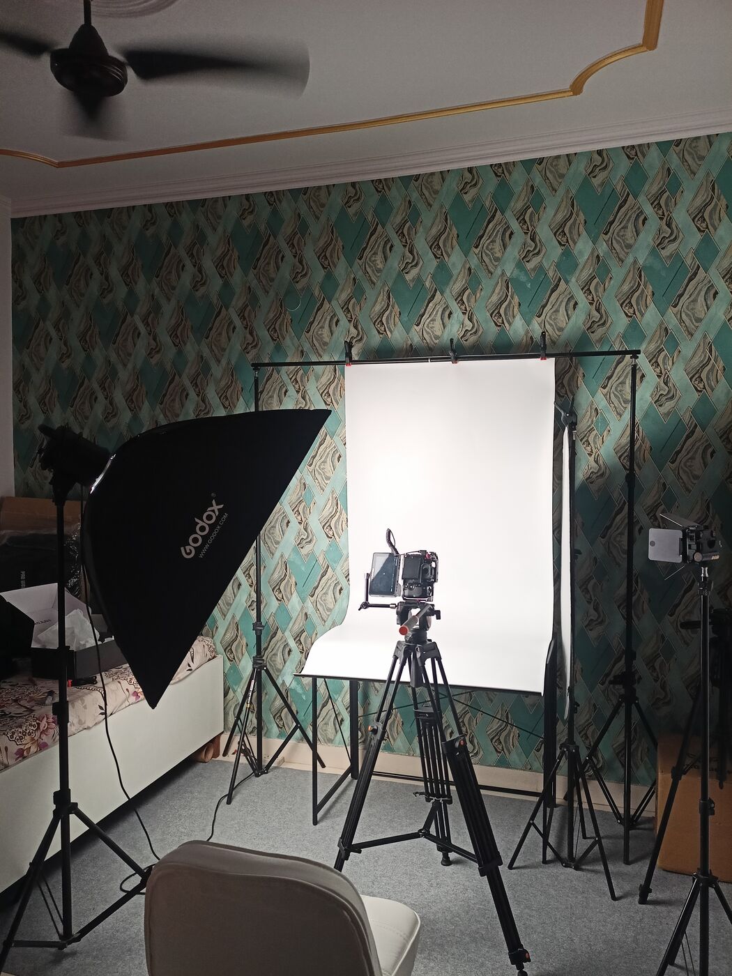 Behind the scenes: White sweep, one softbox, a lot of patience.