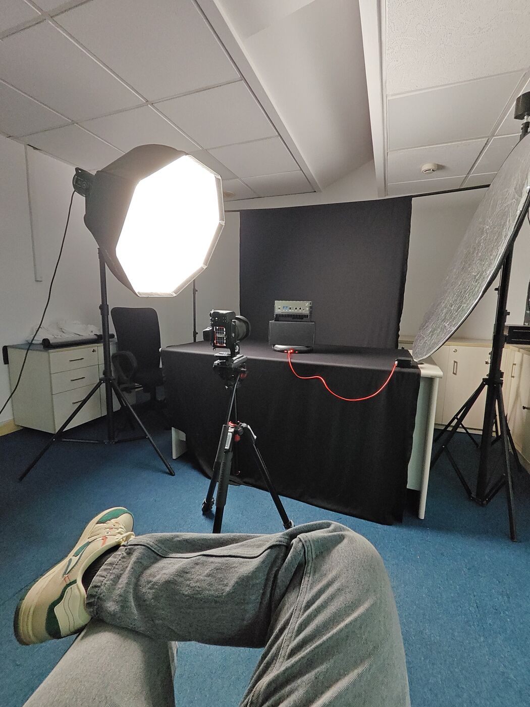 Behind the scenes: softbox and camera rig in the studio